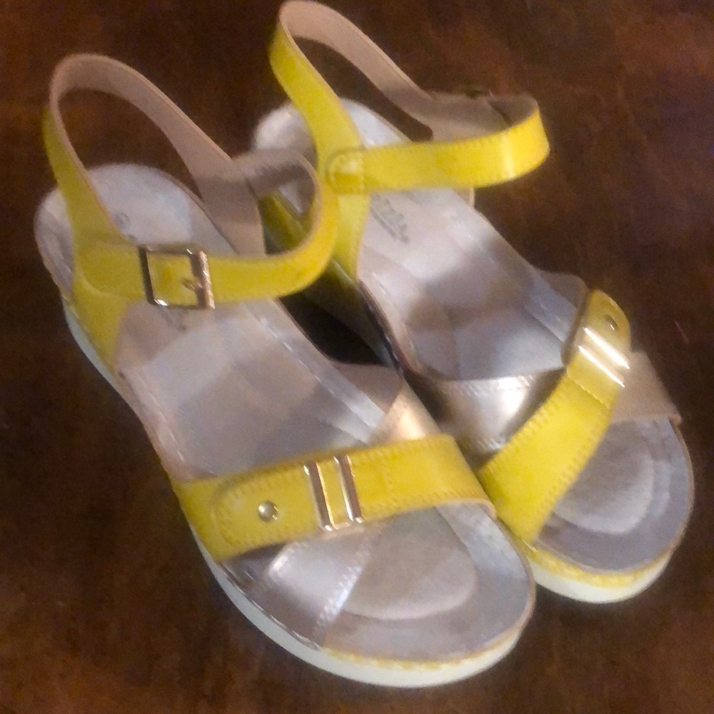 Velcro low platform sandals
